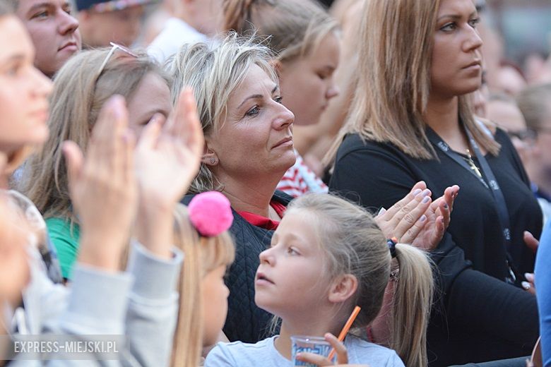 W sobotni wieczór średzki rynek przyciągnął tłumy fanów Cleo i Michała Szpaka