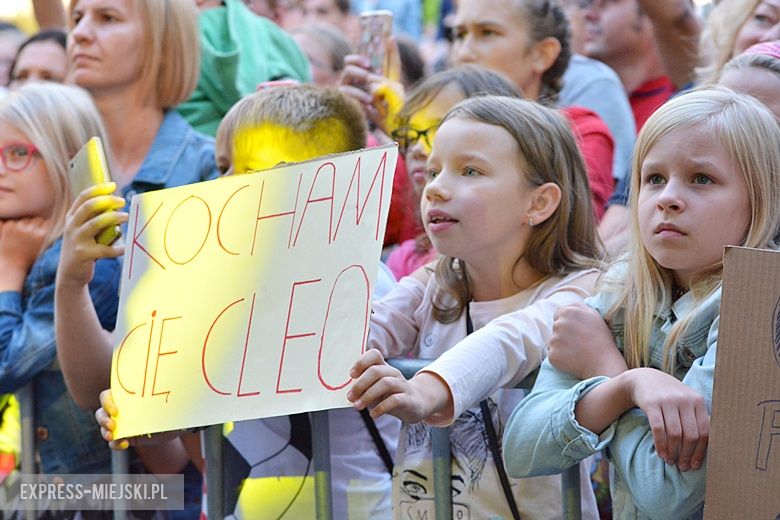 W sobotni wieczór średzki rynek przyciągnął tłumy fanów Cleo i Michała Szpaka