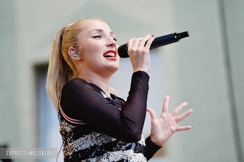 W sobotni wieczór średzki rynek przyciągnął tłumy fanów Cleo i Michała Szpaka