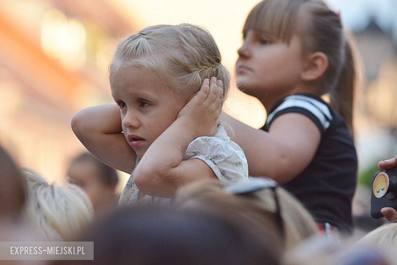 W sobotni wieczór średzki rynek przyciągnął tłumy fanów Cleo i Michała Szpaka