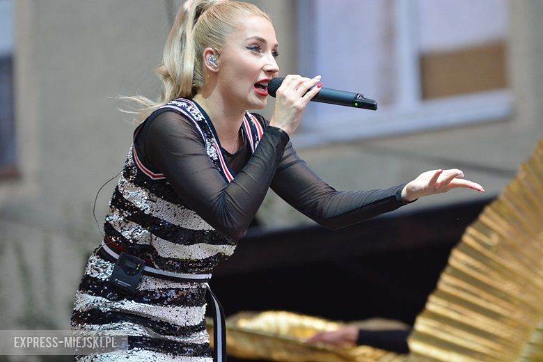 W sobotni wieczór średzki rynek przyciągnął tłumy fanów Cleo i Michała Szpaka