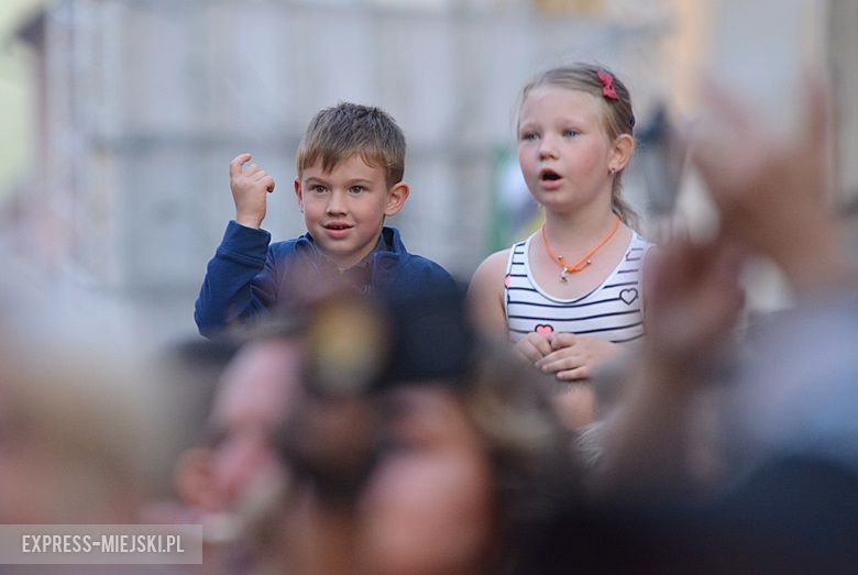 W sobotni wieczór średzki rynek przyciągnął tłumy fanów Cleo i Michała Szpaka