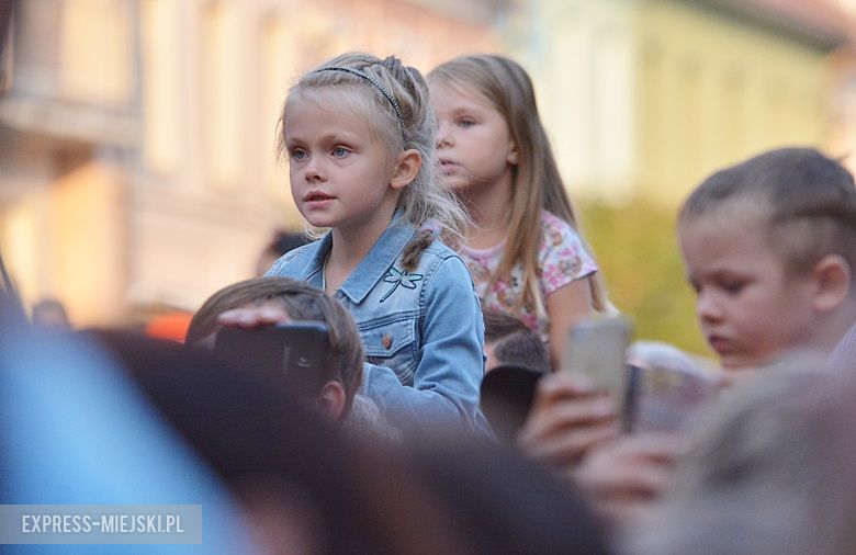 W sobotni wieczór średzki rynek przyciągnął tłumy fanów Cleo i Michała Szpaka