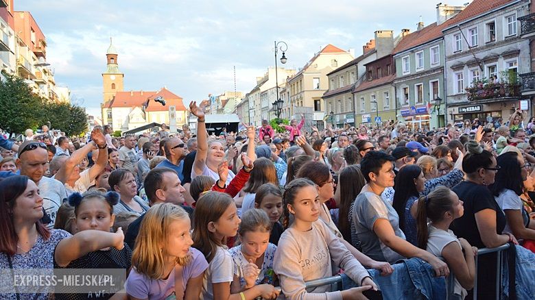 W sobotni wieczór średzki rynek przyciągnął tłumy fanów Cleo i Michała Szpaka