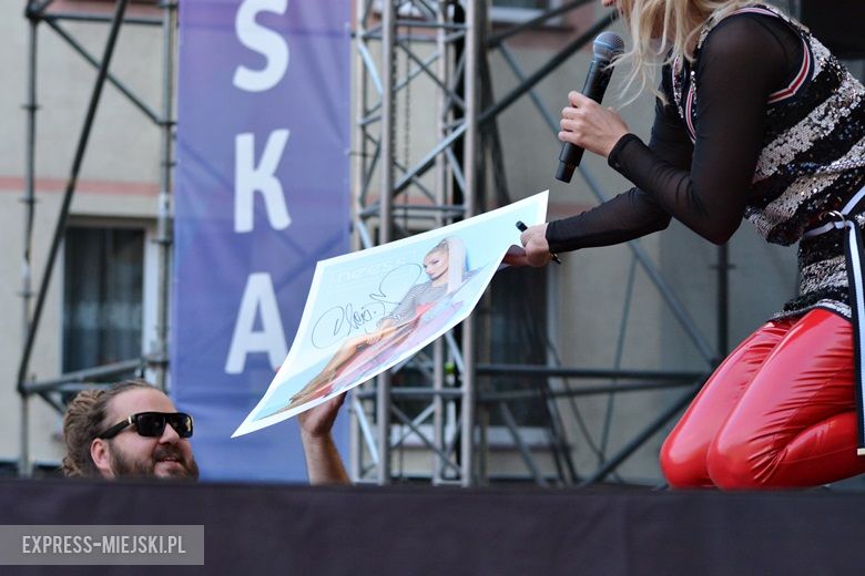 W sobotni wieczór średzki rynek przyciągnął tłumy fanów Cleo i Michała Szpaka