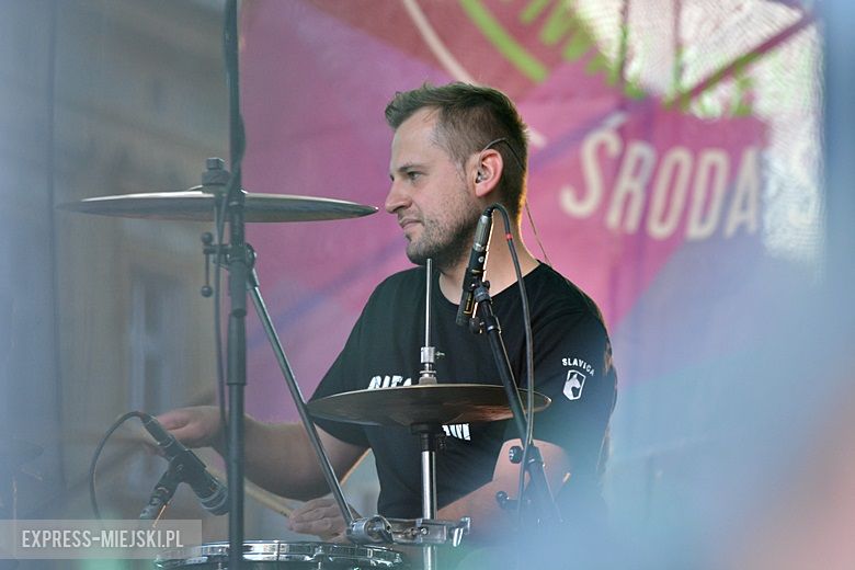 W sobotni wieczór średzki rynek przyciągnął tłumy fanów Cleo i Michała Szpaka