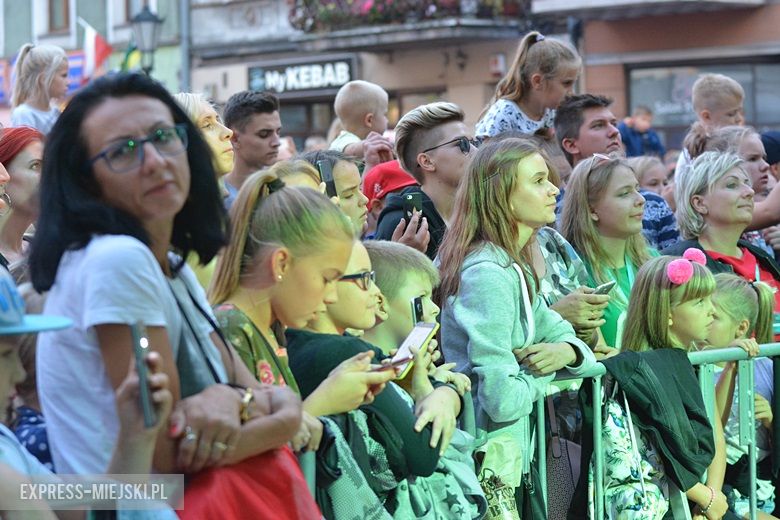 W sobotni wieczór średzki rynek przyciągnął tłumy fanów Cleo i Michała Szpaka