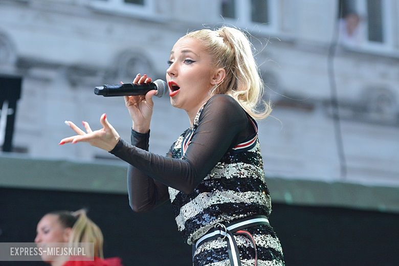 W sobotni wieczór średzki rynek przyciągnął tłumy fanów Cleo i Michała Szpaka