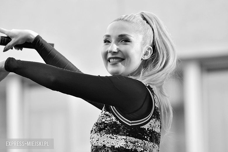 W sobotni wieczór średzki rynek przyciągnął tłumy fanów Cleo i Michała Szpaka