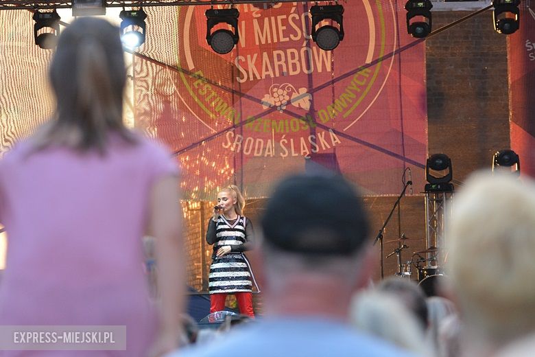 W sobotni wieczór średzki rynek przyciągnął tłumy fanów Cleo i Michała Szpaka