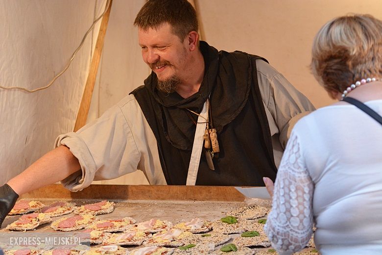 W sobotni wieczór średzki rynek przyciągnął tłumy fanów Cleo i Michała Szpaka