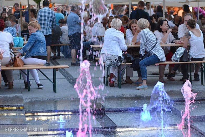 W sobotni wieczór średzki rynek przyciągnął tłumy fanów Cleo i Michała Szpaka