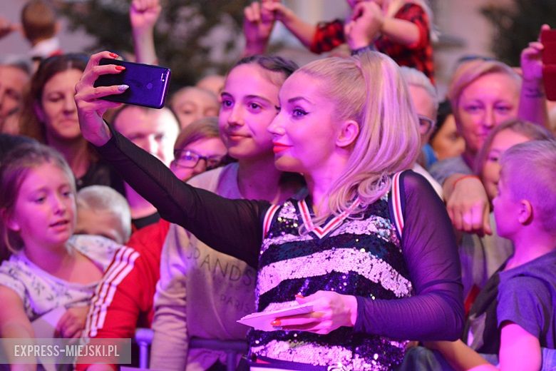 W sobotni wieczór średzki rynek przyciągnął tłumy fanów Cleo i Michała Szpaka