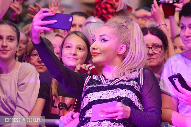 W sobotni wieczór średzki rynek przyciągnął tłumy fanów Cleo i Michała Szpaka