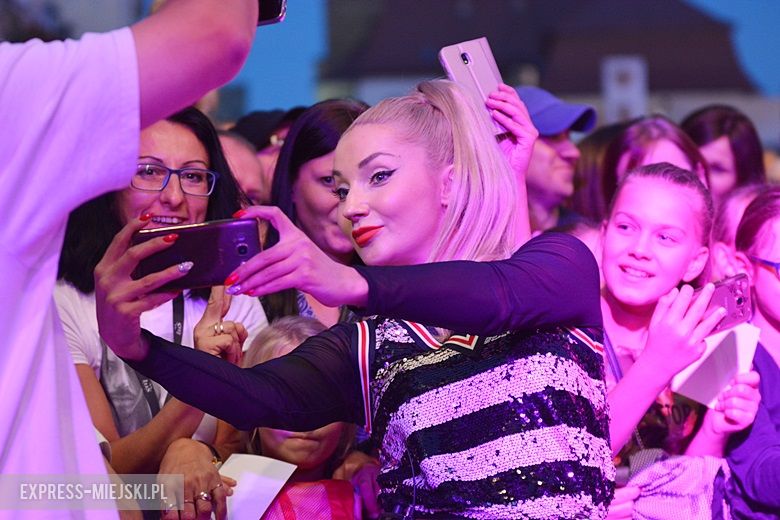 W sobotni wieczór średzki rynek przyciągnął tłumy fanów Cleo i Michała Szpaka