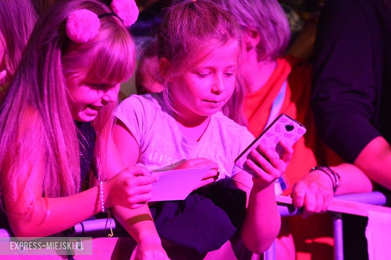 W sobotni wieczór średzki rynek przyciągnął tłumy fanów Cleo i Michała Szpaka