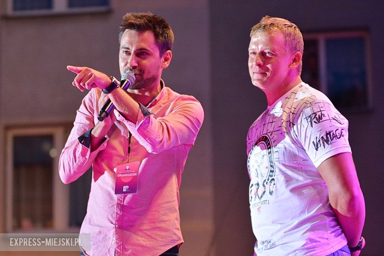 W sobotni wieczór średzki rynek przyciągnął tłumy fanów Cleo i Michała Szpaka