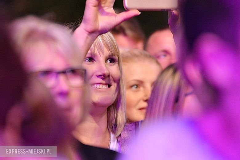 W sobotni wieczór średzki rynek przyciągnął tłumy fanów Cleo i Michała Szpaka