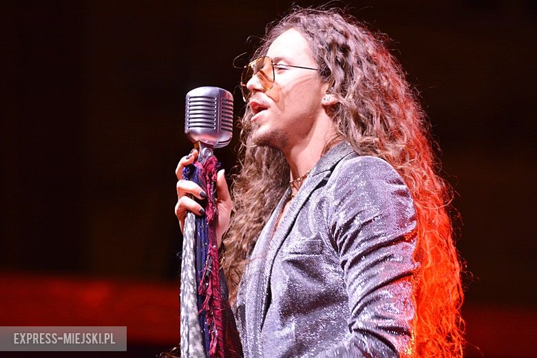 W sobotni wieczór średzki rynek przyciągnął tłumy fanów Cleo i Michała Szpaka