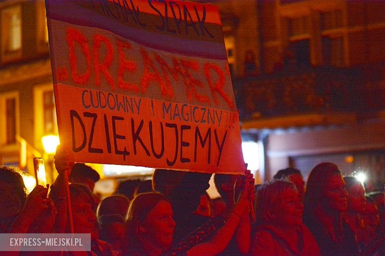 W sobotni wieczór średzki rynek przyciągnął tłumy fanów Cleo i Michała Szpaka