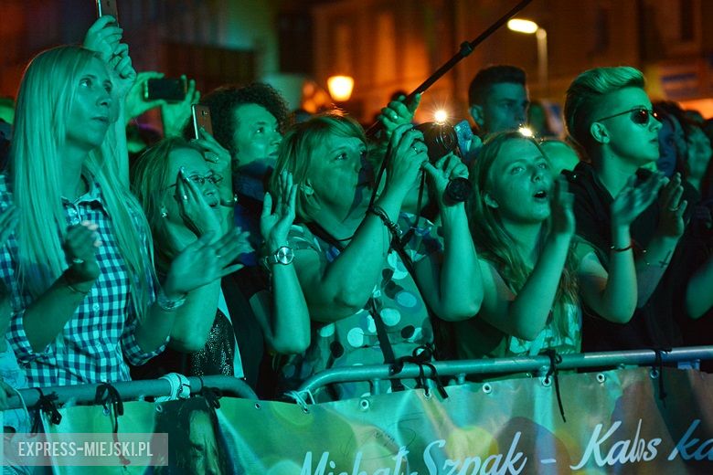 W sobotni wieczór średzki rynek przyciągnął tłumy fanów Cleo i Michała Szpaka