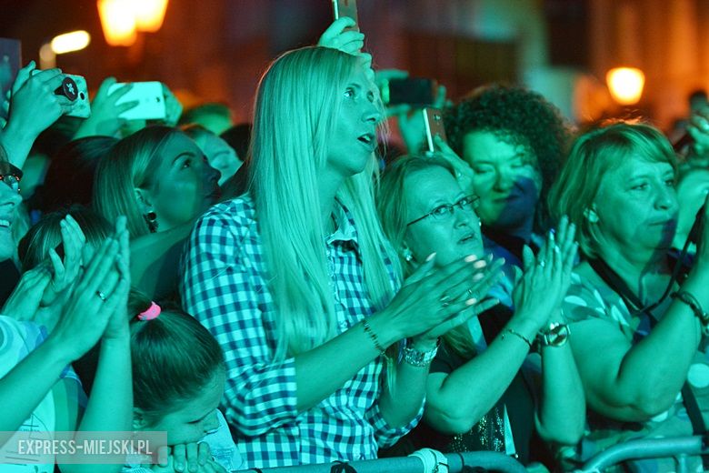 W sobotni wieczór średzki rynek przyciągnął tłumy fanów Cleo i Michała Szpaka