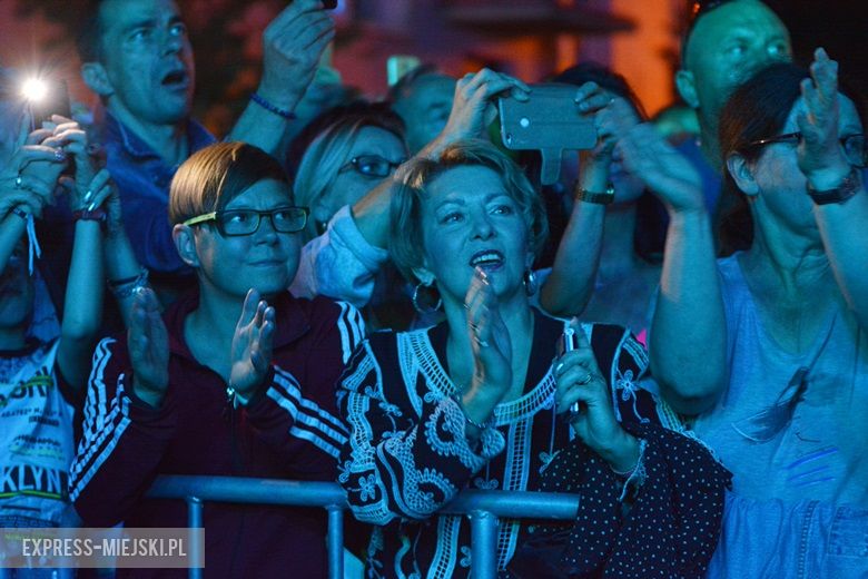 W sobotni wieczór średzki rynek przyciągnął tłumy fanów Cleo i Michała Szpaka