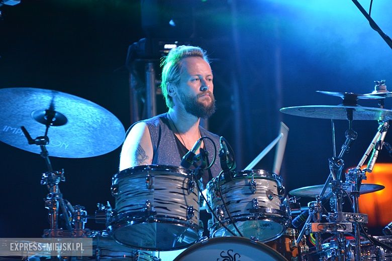 W sobotni wieczór średzki rynek przyciągnął tłumy fanów Cleo i Michała Szpaka