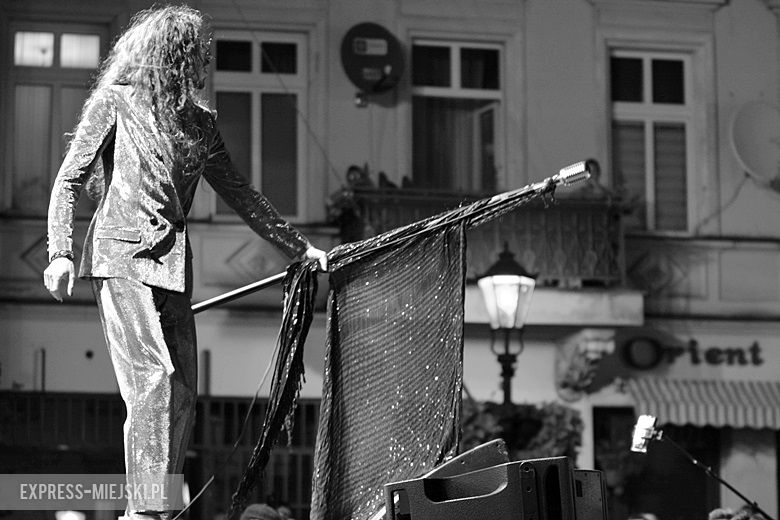 W sobotni wieczór średzki rynek przyciągnął tłumy fanów Cleo i Michała Szpaka