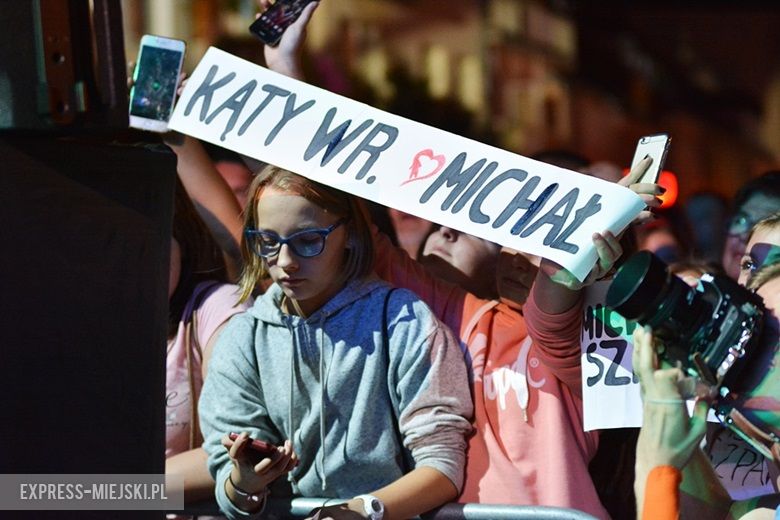 W sobotni wieczór średzki rynek przyciągnął tłumy fanów Cleo i Michała Szpaka