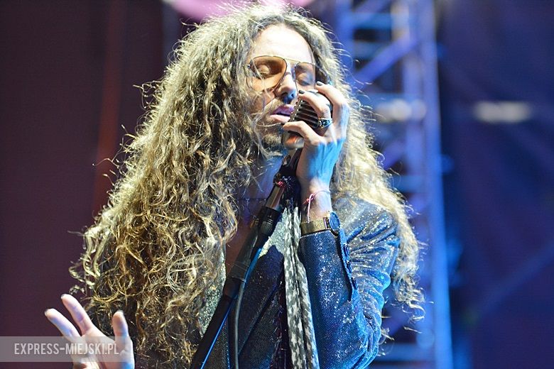 W sobotni wieczór średzki rynek przyciągnął tłumy fanów Cleo i Michała Szpaka