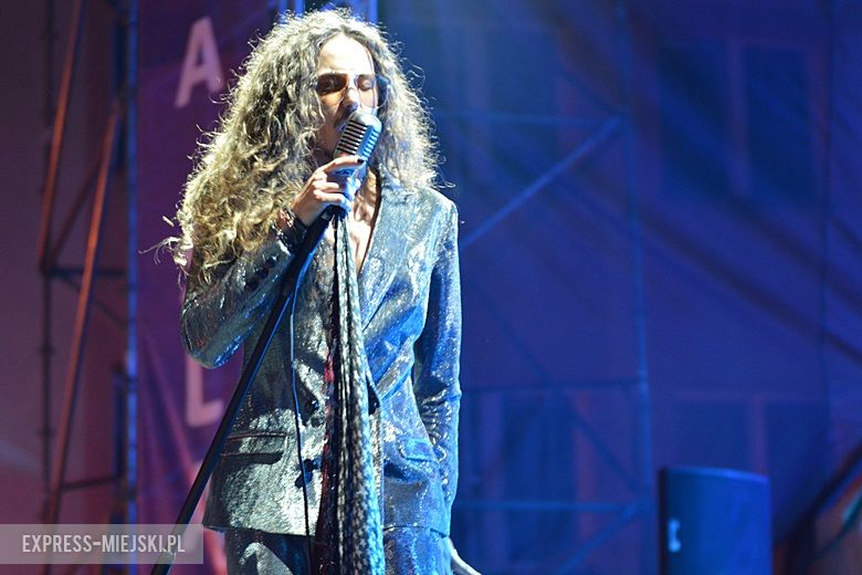 W sobotni wieczór średzki rynek przyciągnął tłumy fanów Cleo i Michała Szpaka