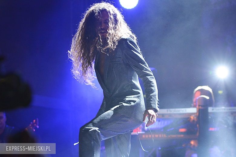 W sobotni wieczór średzki rynek przyciągnął tłumy fanów Cleo i Michała Szpaka