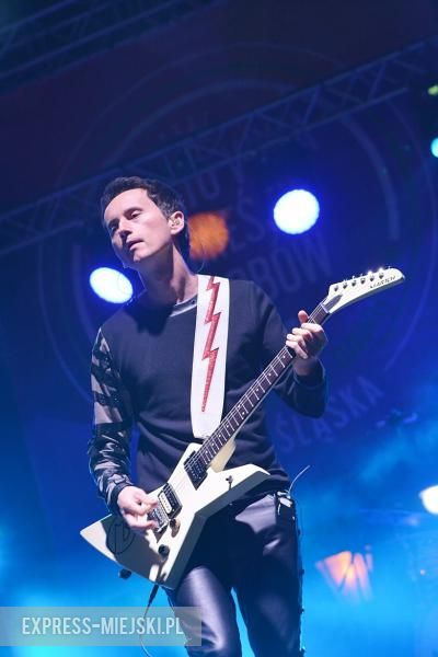 W sobotni wieczór średzki rynek przyciągnął tłumy fanów Cleo i Michała Szpaka