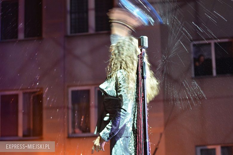 W sobotni wieczór średzki rynek przyciągnął tłumy fanów Cleo i Michała Szpaka