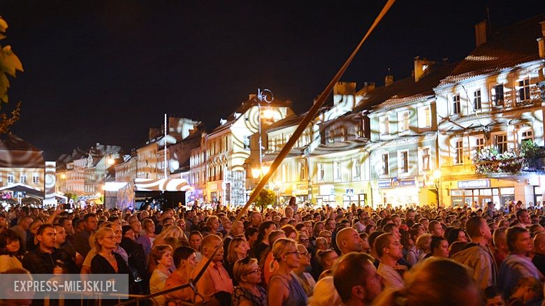 W sobotni wieczór średzki rynek przyciągnął tłumy fanów Cleo i Michała Szpaka