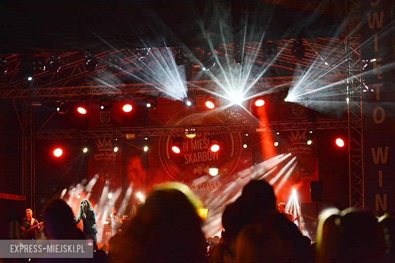 W sobotni wieczór średzki rynek przyciągnął tłumy fanów Cleo i Michała Szpaka