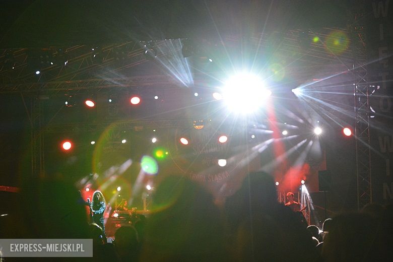 W sobotni wieczór średzki rynek przyciągnął tłumy fanów Cleo i Michała Szpaka