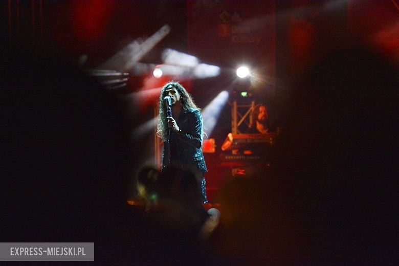 W sobotni wieczór średzki rynek przyciągnął tłumy fanów Cleo i Michała Szpaka