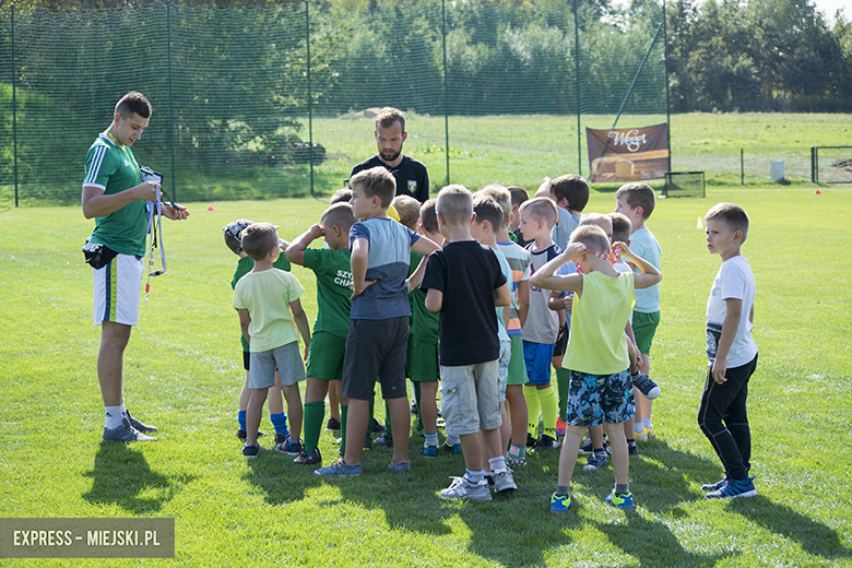 Trening dzieci z gminy Miękinia z trenerami i piłkarzami Śląska Wrocław