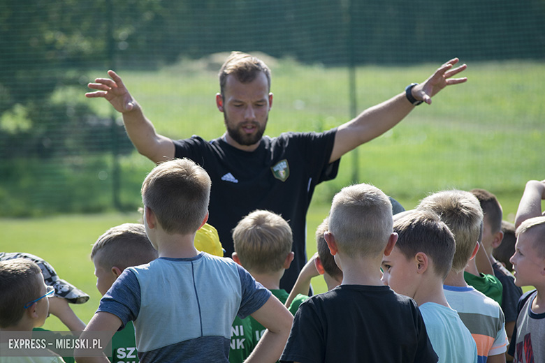 Trening dzieci z gminy Miękinia z trenerami i piłkarzami Śląska Wrocław