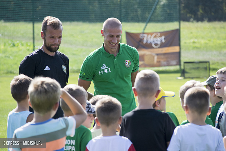 Trening dzieci z gminy Miękinia z trenerami i piłkarzami Śląska Wrocław