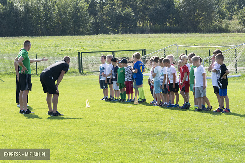 Trening dzieci z gminy Miękinia z trenerami i piłkarzami Śląska Wrocław