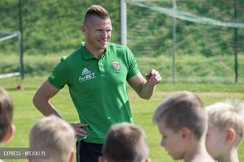 Trening dzieci z gminy Miękinia z trenerami i piłkarzami Śląska Wrocław