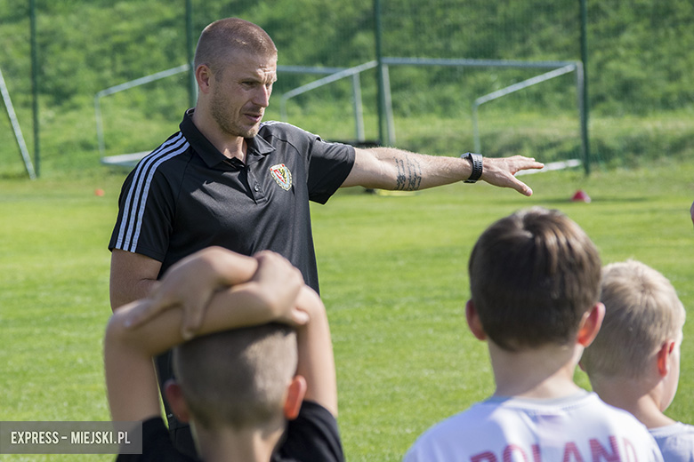 Trening dzieci z gminy Miękinia z trenerami i piłkarzami Śląska Wrocław
