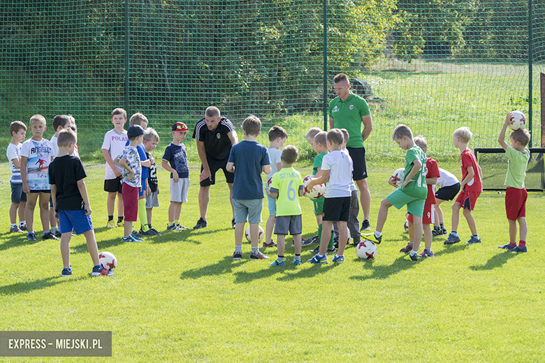 Trening dzieci z gminy Miękinia z trenerami i piłkarzami Śląska Wrocław