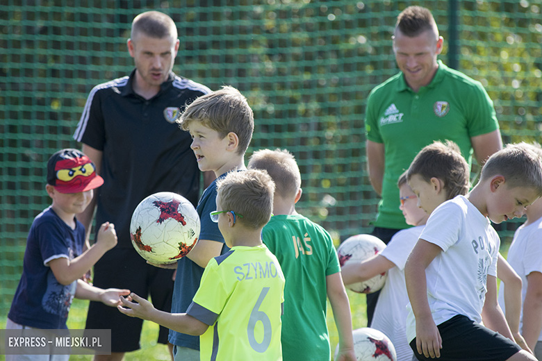 Trening dzieci z gminy Miękinia z trenerami i piłkarzami Śląska Wrocław