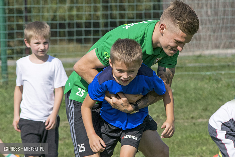 Trening dzieci z gminy Miękinia z trenerami i piłkarzami Śląska Wrocław