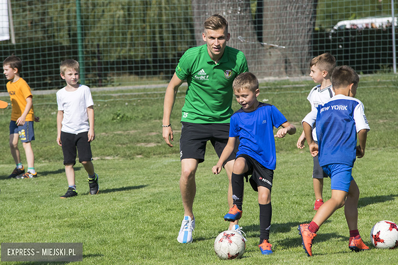 Trening dzieci z gminy Miękinia z trenerami i piłkarzami Śląska Wrocław