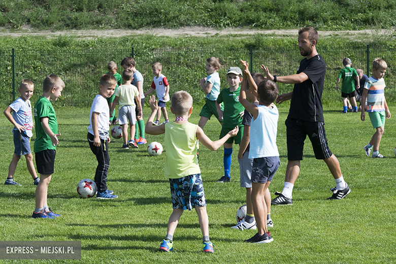 Trening dzieci z gminy Miękinia z trenerami i piłkarzami Śląska Wrocław